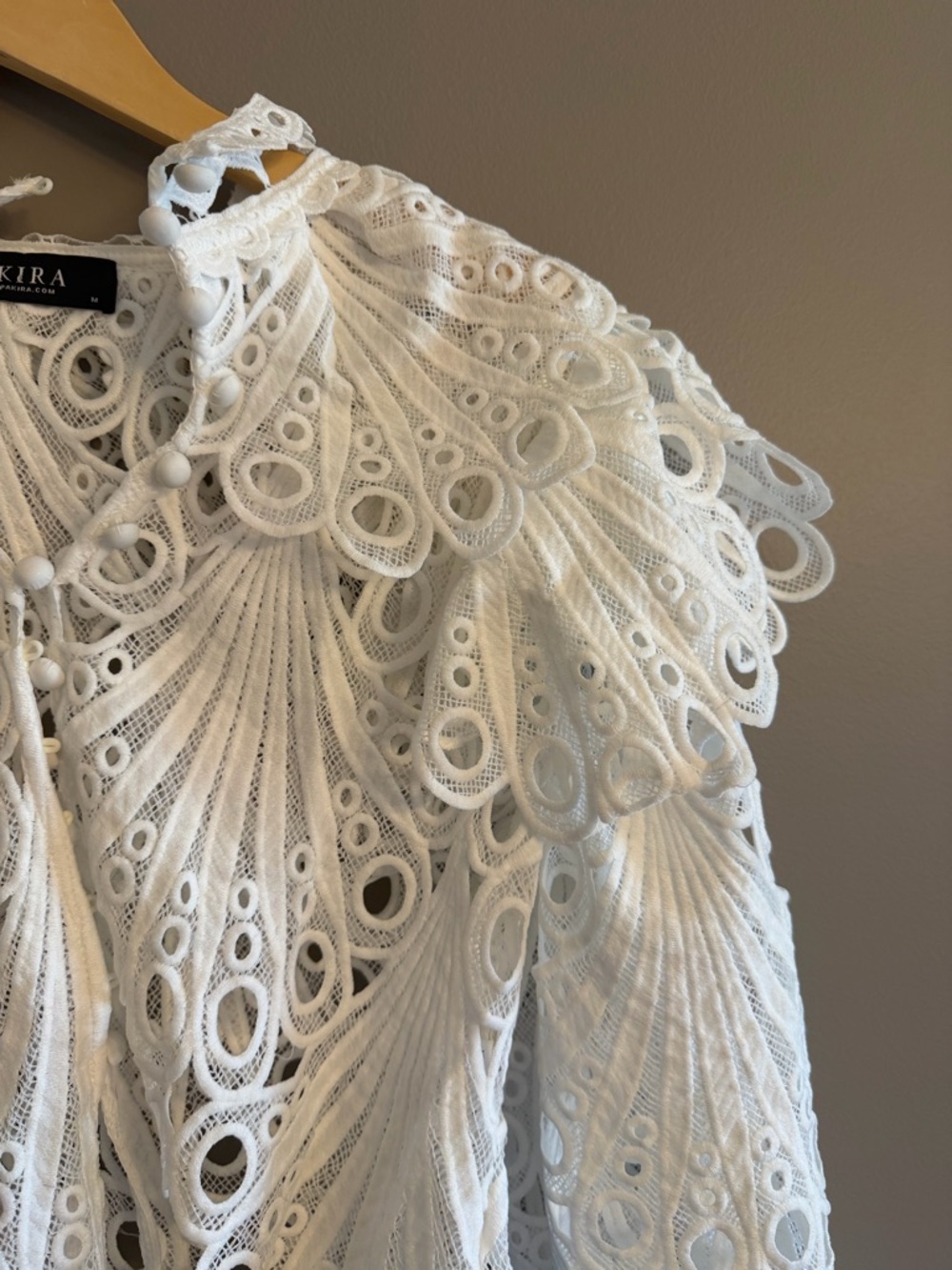 AKIRA White Guipure Lace Peacock Fan Cropped Jacket Bell Sleeve Blouse NWOT M - Picture 6 of 9